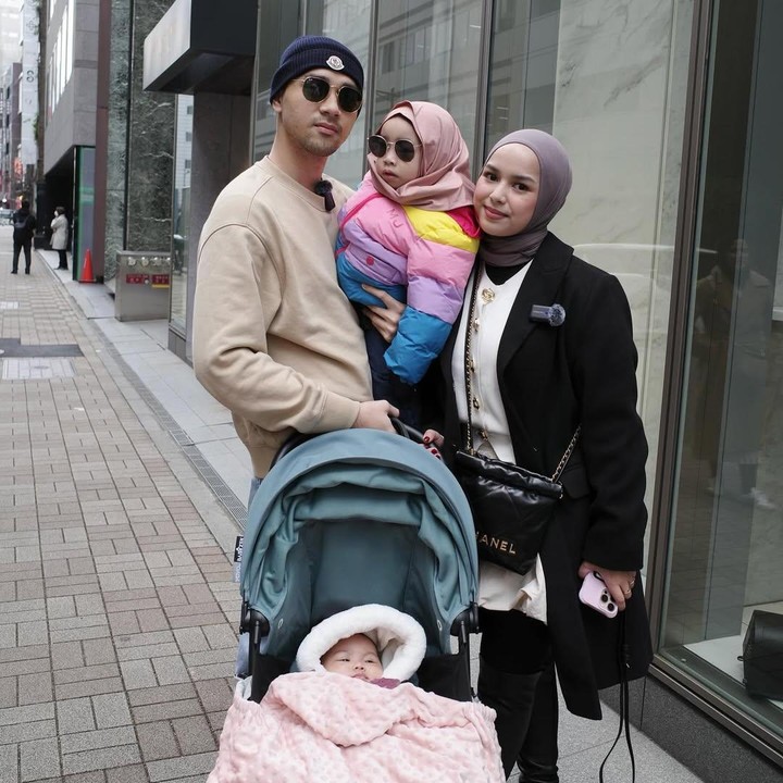 <p>Tidak hanya berdua, Megantara dan istri juga mengajak kedua anak perempuannya. Selama di Jepang, keluarga ini diketahui mengunjungi beberapa tempat populer, seperti Tokyo. “Berjalan-jalan di sekitar Ginza,” tulis Megantara, dikutip dari laman <em>Instagram@megantaraaa,</em> Rabu (5/2/2025). (Foto: Instagram@megantaraaa)</p>