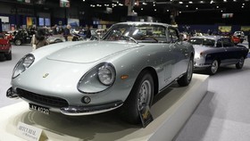 FOTO: Melihat Sejarah Mobil di Pameran Retromobile Paris