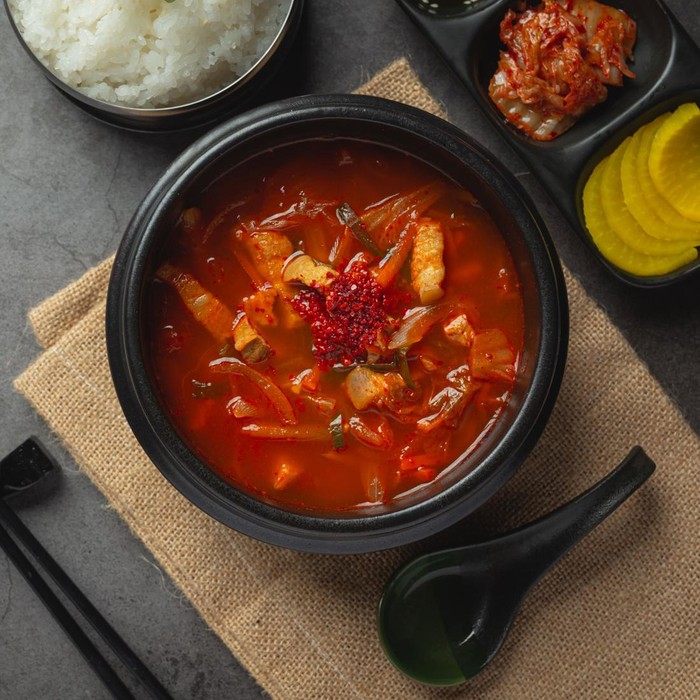 Mengonsumsi sup dan rebus-rebusan