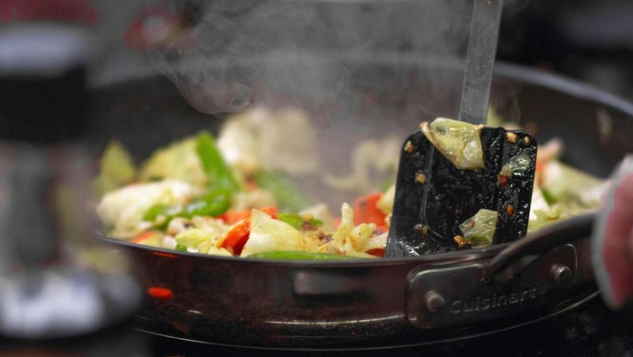 Hati-Hati! Ini 6 Kesalahan Memasak yang Bisa Bikin Makanan Jadi Berbahaya Menurut Para Ahli