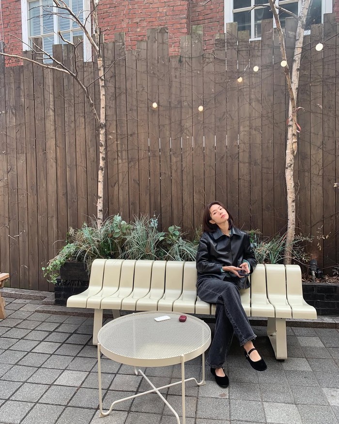 Monochrome outfit membuatnya terlihat elegan dengan warna hitam dalam balutan leather jacket dan celana jeans hitam dengan ballerina flat shoes./ Foto: Instagram.com/havv_y