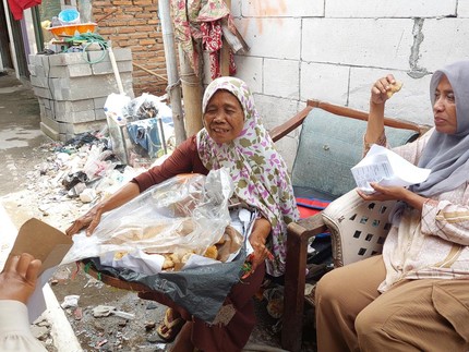 Dengan Mata Katarak, Nenek Tami Menjaja Kue dalam Redupnya Cahaya