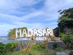 Camping di Pantai Madasari Berujung Maut