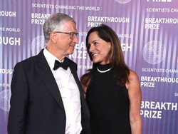 Sang Pacar Ada di Baris Depan Saat Bill Gates Akui Selingkuh