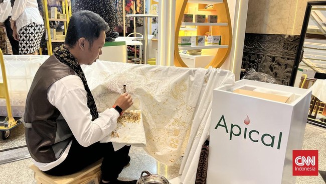 Apical mendukung para perajin batik dari Kampoeng Laweyan untuk memproduksi batik dengan bahan ramah lingkungan.