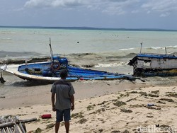 Banjir Rob Hancurkan 10 Kapal Nelayan di Kupang