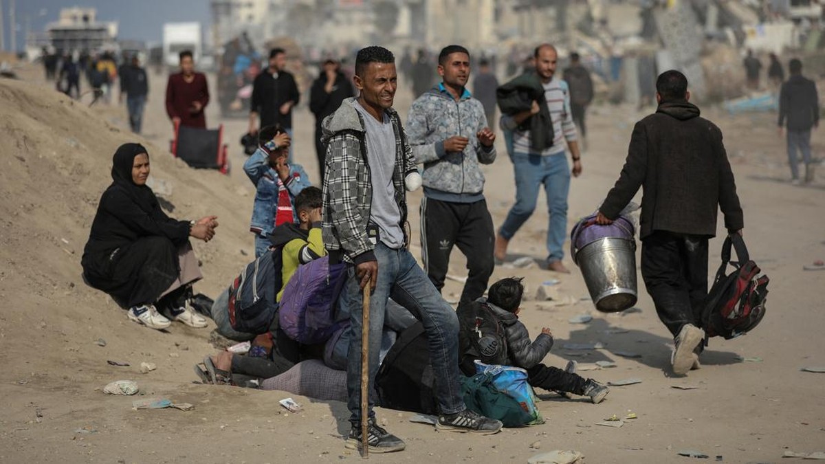 FOTO: Perjalanan Pilu Sebuah Keluarga Gaza Pulang ke Reruntuhan Rumah