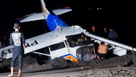 FOTO: Proses Evakuasi Pesawat Latih yang Jatuh di Pantai Banyuwangi