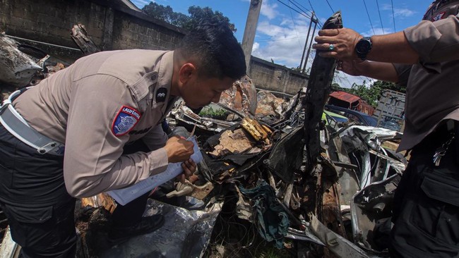 Tim DVI Polda Jabar akan memeriksa DNA dua jenazah kecelakaan GT Ciawi untuk proses identifikasi. Dua korban itu mengalami luka bakar 100 persen.