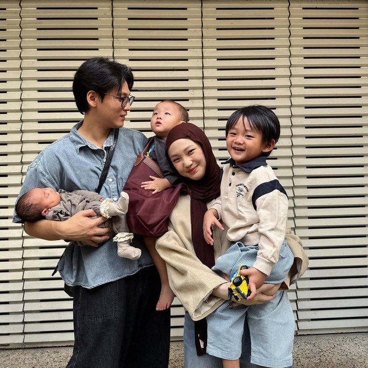 <p>Banyak netizen yang dibuat gemas dengan ketiga anak Julia dan Dae Hoon. Mereka pun mendoakan agar keluarga Julia selalu diberikan kesehatan dan kebahagiaan. (Foto: Instagram: @daehoon_na)</p>