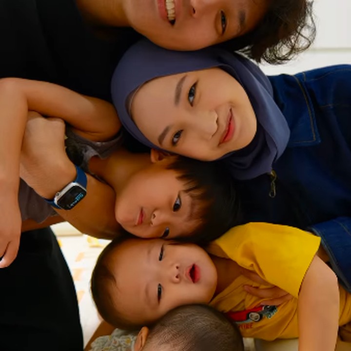 <p>Anak pertama dan keduanya yang berjenis kelamin laki-laki diberi nama Na Junho dan Na Eunho. Sementara itu, Si bungsu yang cantik diberi nama Na Jena. (Foto: Instagram: @daehoon_na)</p>