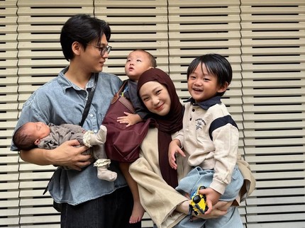 7 Potret Ketiga Anak Selebgram Julia Prastini dan Suami Korea, Semakin Menggemaskan Bun