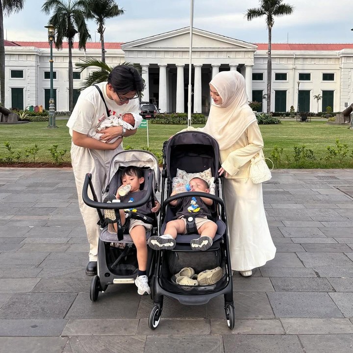 <p>"Ahh, gemas sekali keluarga ini," ungkap seorang netizen. "<em>Family goalsssss!</em>!! Sehat-sehat dan bahagia selalu ya, Kak," papar netizen lainnya. (Foto: Instagram: @juliaprt7)</p>