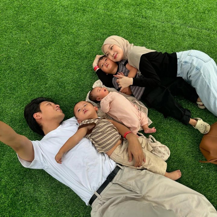 <p>"Ya Allah, berkahilah keluarga kami," tutur Julia dengan menyisipkan emotikon hati seraya mengunggah potretnya bersama suami dan anak-anak. (Foto: Instagram: @juliaprt7)</p>
