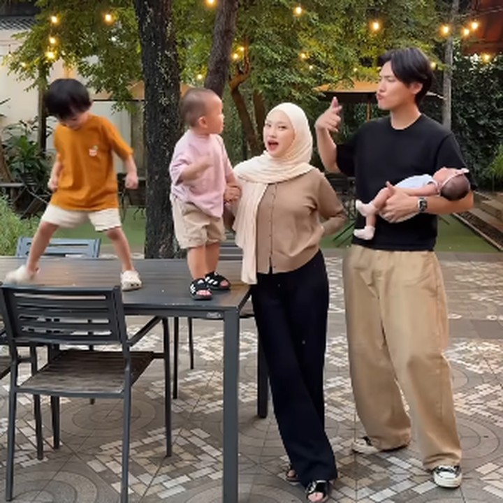 <p>Ketika tengah hamil anak ketiga, Julia sempat khawatir karena jarak yang sangat dekat dengan anak pertama dan keduanya. Saat ini, mereka bahkan baru genap berusia tiga dan dua tahun. (Foto: Instagram: @daehoon_na)</p>
