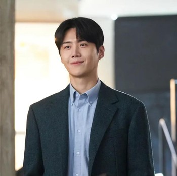 Segera Tayang, Intip Potret Tampan Kim Seon Ho di Drakor Netflix Baru
