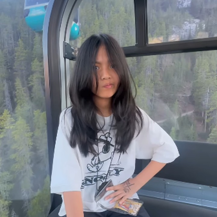 <p>Banyak netizen yang menyebut Ellyna semakin terlihat cantik di usianya ini, Bunda. Tidak sedikit pula yang mengungkap wajahnya semakin mirip sang Ayah. (Foto: Instagram: @nickytirta)</p>