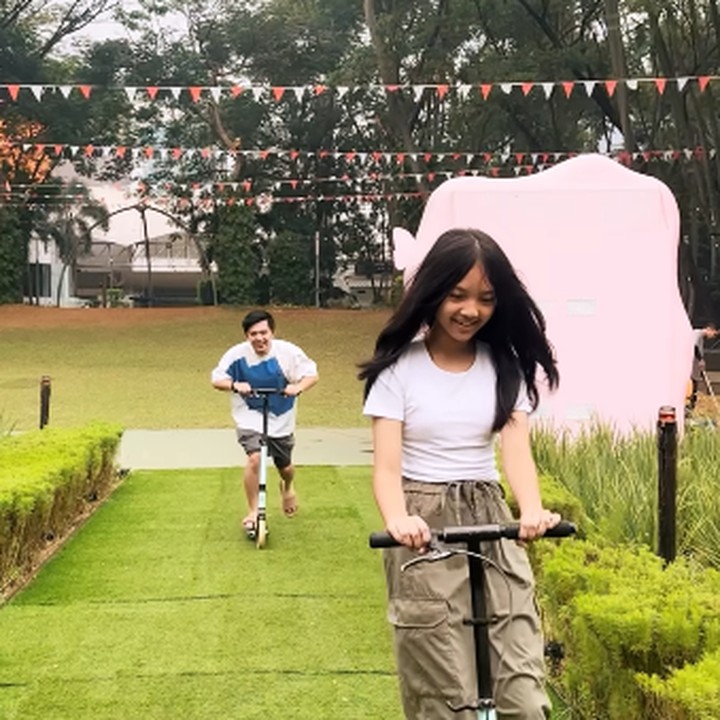 <p>Melihat dari laman Instagram Nicky, dirinya kerap membagikan potret kebersamaan dengan sang putri. Mulai dari berlibur hingga bermain skuter. (Foto: Instagram: @nickytirta)</p>