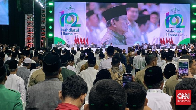 Prabowo Subianto dan Gibran menghadiri puncak perayaan hari lahir ke-102 Nahdlatul Ulama (NU) di Istora Senayan, Jakarta.