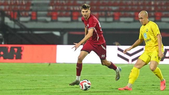 PSM Makassar memastikan lolos ke semifinal ASEAN Club Championship 2024/2025 usai mengalahkan wakil Vietnam Dong A Thanh Hoa FC 3-0 pada Rabu (5/2).