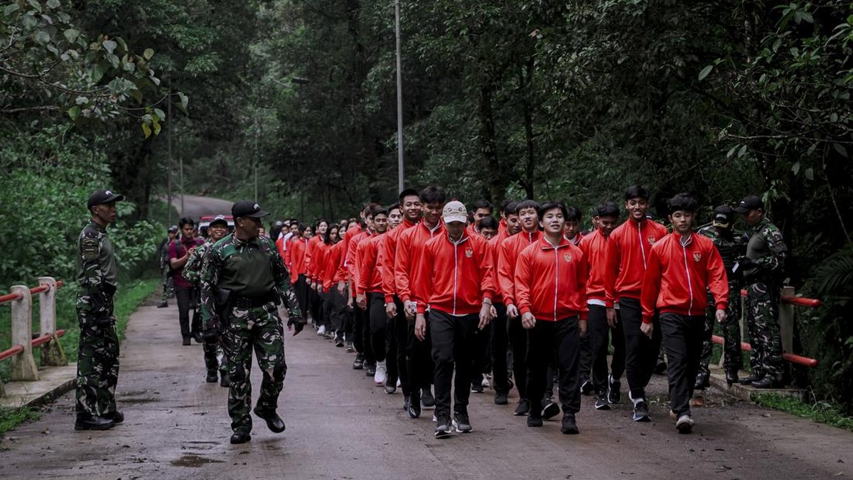 FOTO: Atlet Pelatnas PBSI Digembleng Kopassus
