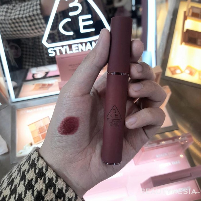 Salah satu produk andalan 3CE, Velvet Lip Tint