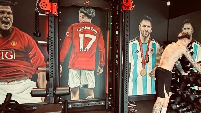 Bintang Manchester United Alejandro Garnacho mencuri perhatian netizen setelah memamerkan mural Cristiano Ronaldo dan Lionel Messi di ruang gym pribadinya.