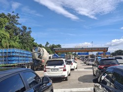 Sejumlah Gate Rusak Akibat Kecelakaan, Antrean Mobil Mengular di GT Ciawi