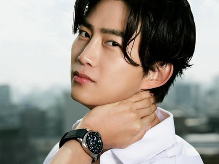 Viral Idol K-Pop Taecyeon 2PM Diduga Lamar Kekasih di Paris, Ini Klarifikasi Agensi