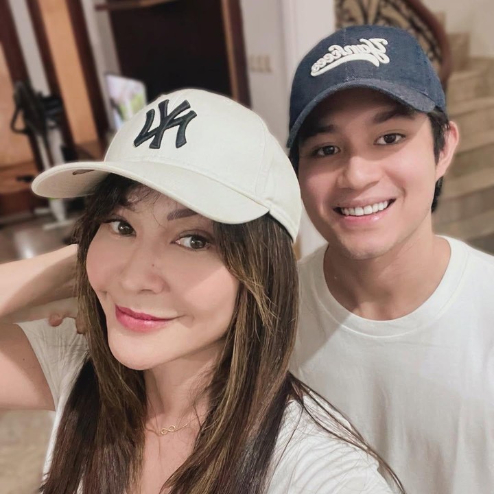 <p>Unggahan Tamara ini mendapat respons dari sang putra. Di kolom komentar, Teuku Rassya mengucapkan terima kasih pada ibundanya, sembari menambahkan emoticon 'hati' di tulisannya. "Aminn..<em> Thank you ma, means a lot</em>," jawab Teuku Rassya. (Foto: Instagram @tamarableszynskiofficial)</p>