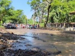 Tangkis Sungai Pantura Situbondo Jebol, Arus Lalin Dua Arah Macet Total