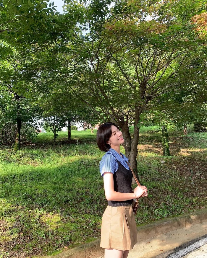 Terlihat lebih cute dan manis, Ha Young memadukan kemeja berlengan pendek dengan vast hitam dan rok pendek berwarna cokelat muda./ Foto: Instagram.com/havv_y