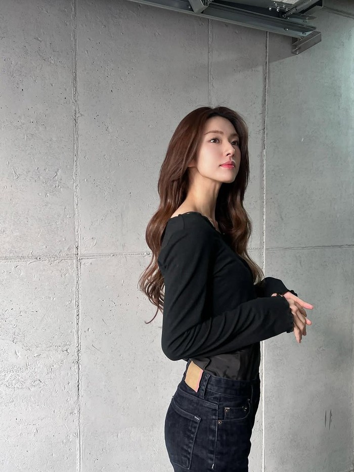 Terlihat menawan dalam all black, aktris kelahiran 1993 ini menggunakan top berwarna hitam yang ia padukan dengan celana jeans hitam./ Foto: Instagram.com/havv_y