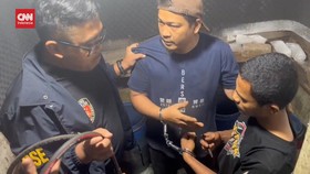 VIDEO: Momen Polisi Gerebeg Gudang  Pengoplosan Gas Elpiji