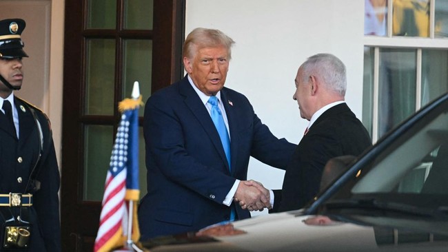 Presiden AS Donald Trump menyambut tamunya, Perdana Menteri Israel Benjamin Netanyahu di Gedung Putih, Senin pekan ini.