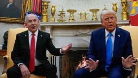 Trump Diberi Netanyahu Hadiah Pager Emas: Operasi Luar Biasa