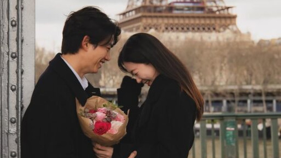 Viral foto Ok TaecYeon 2PM melamar kekasihnya di depan Eiffel Tower Viral foto Ok TaecYeon 2PM melamar kekasihnya di depan Eiffel Tower
