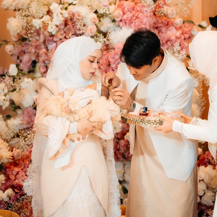 <p>Dalam unggahannya, Lesti dan keluarga terlihat kompak mengenakan pakaian serba putih dan peach. Baby Leshia juga tampak menggemaskan dengan pakaian warna senada. (Foto: Instagram: @lestikejora)</p>