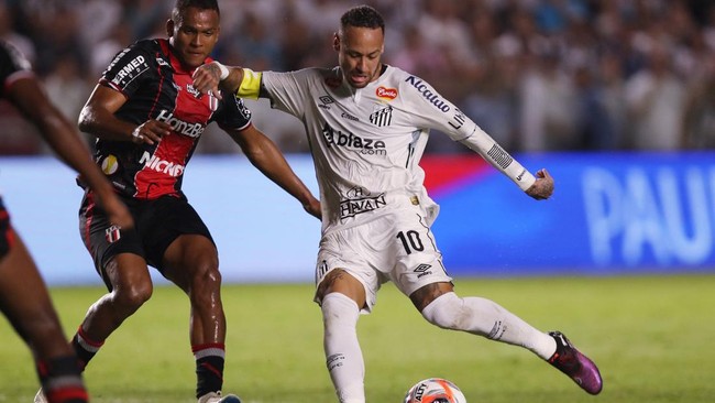 Neymar melakukan selebrasi duduk mirip seperti yang dilakukan Marselino Ferdinan di Timnas Indonesia.