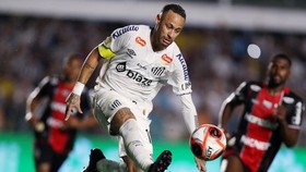 FOTO: Aksi Neymar di Laga Debut Usai Pulang ke Santos