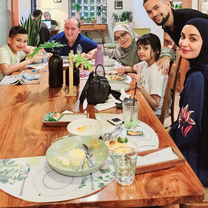 <p>"Allahumma baarik maasyaaAllah tabarakallah. Terima kasih @shireensungkar @teukuwisnu juga cucu-cucu, Adam, Hawwa, Shafiyyah, juga cucu Humaira atas kebersamaannya sama Mama. <em>Alhamdulillah</em> buat Mama <em>happy</em>. Belum naik pesawat Mama sudah kangen sama kalian. <em>Love you all. Bismillah fly to Holland, see you</em> di Amsterdam," tutur Fenny seraya menyisipkan emotikon hati. (Foto: Instagram: @fenny.bauty)</p>
