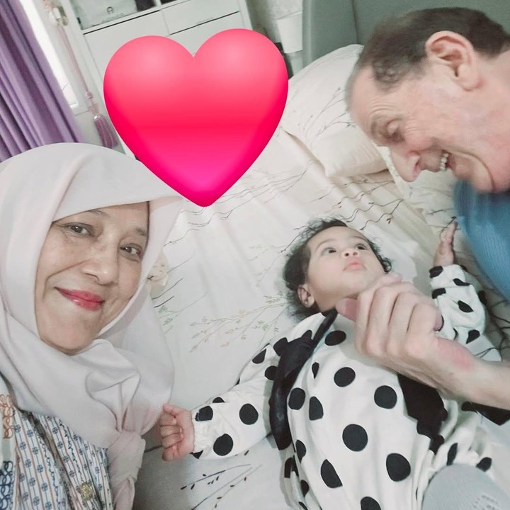 <p>Melalui laman Instagram-nya, Fenny terlihat bahagia dengan kehadiran Baby Humaira di antara keluarga besarnya. (Foto: Instagram: @fenny.bauty)</p>