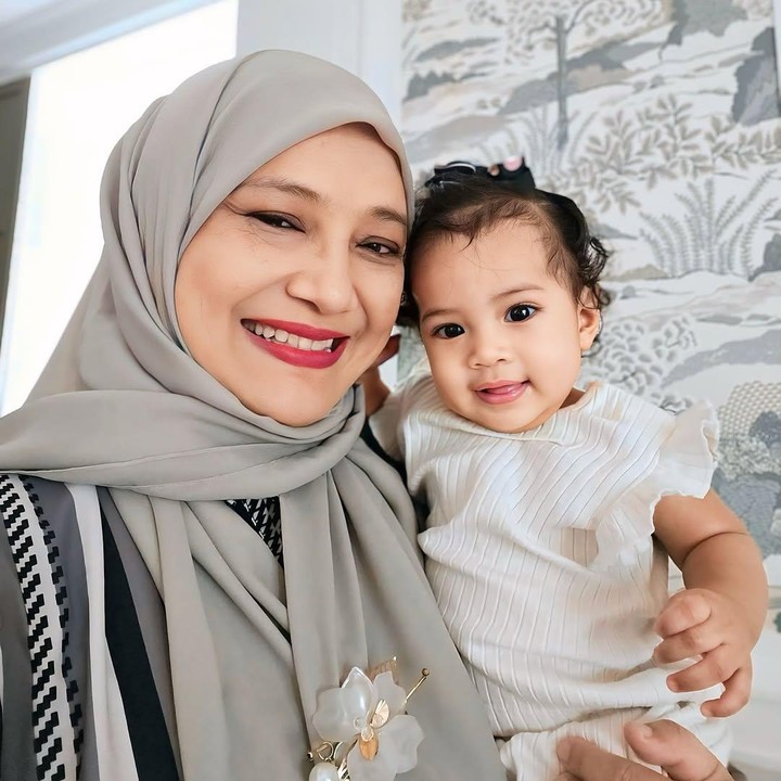 <p>Selain dekat dengan sang tante, Shireen Sungkar, Baby Humaira juga sudah akrab dengan para sepupunya, Adam, Hawwa, dan Shafiyyah. Tidak hanya itu, ia juga terlihat nyaman ketika berada di pangkuan Fenny Bauty. (Foto: Instagram: @zaskiasungkar15)</p>