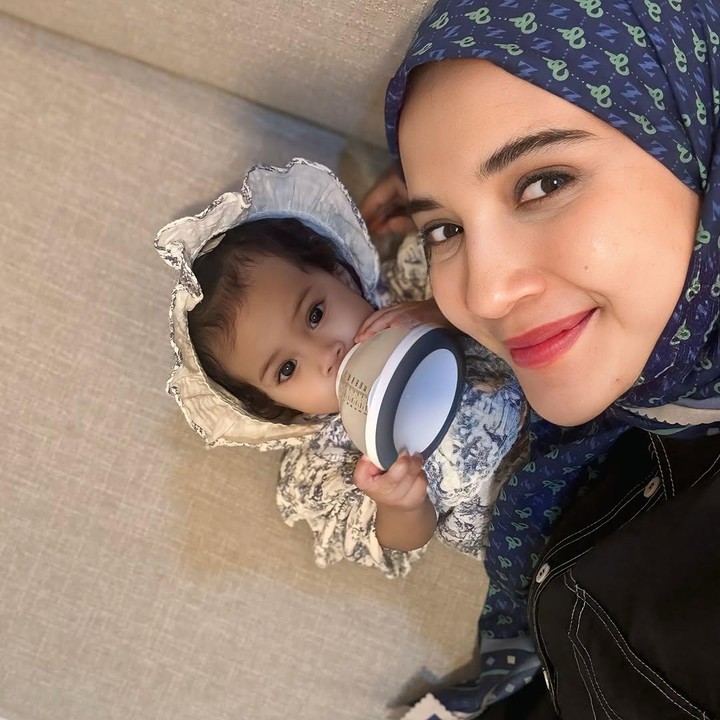 <p>Anggota baru keluarga Zaskia Sungkar dan Irwansyah, Baby Humaira, semakin menarik perhatian, Bunda. Usai wajahnya diperlihatkan, tidak sedikit netizen yang memuji kecantikannya. (Foto: Instagram: @zaskiasungkar15)</p>