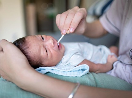 Kenali Penyebab Bercak Putih di Mulut Bayi seperti Sariawan dan Cara Mengatasinya