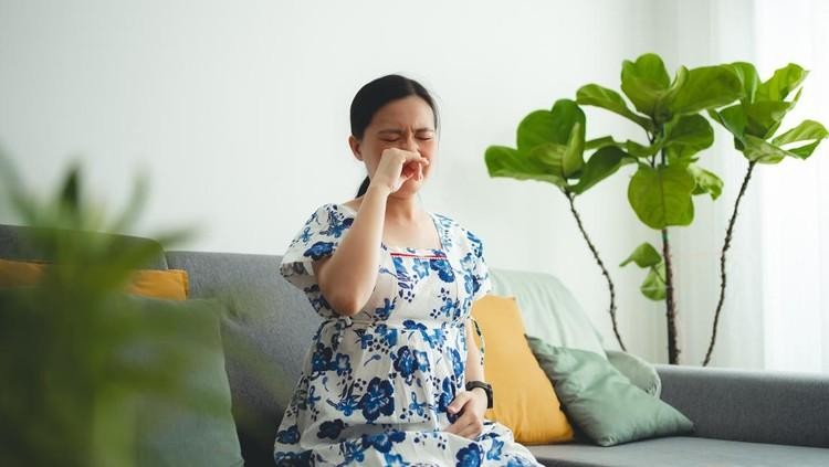 Bila Ibu Hamil Terinfeksi Influenza A, Ketahui Gejala, Risiko, hingga Penanganannya Bunda yang sedang hamil perlu waspada jika terinfeksi influenza A ya. Karena itu Bunda perlu tahu gejala, risiko sampai penanganannya. Simak penjelasan berikut.