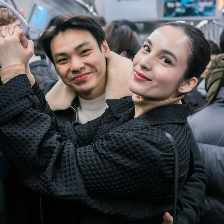 <p>Selama di Korea Selatan, Chelsea dan Rob banyak menghabiskan waktu untuk jalan-jalan di area publik. Pasangan yang menikah pada Desember 2022 ini juga sempat naik transportasi umum saat berada di sana. (Foto: Instagram @robclintonkardinal)</p>