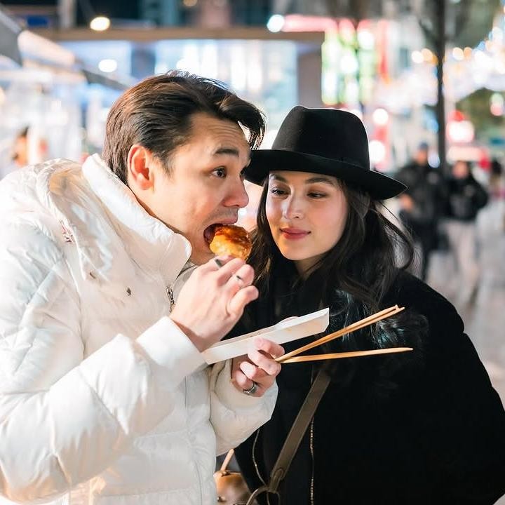 <p>Dalam satu foto, Rob menunjukkan keseruannya saat kulineran di tengah liburan. Di foto ini, Chelsea tampak terpaku melihat sang suami makan dengan lahap. (Foto: Instagram @robclintonkardinal)</p>