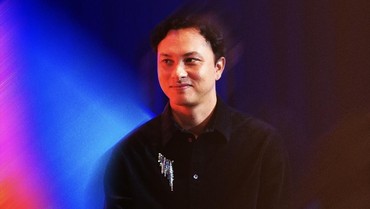 img-title Ada Cincin di Jari Manis, Ini Momen Nicholas Saputra Bikin Ketupat Lebaran Bikin Heboh