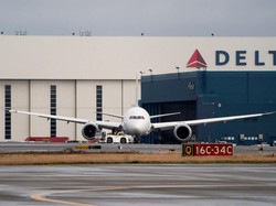 Momen Horor Delta Airlines Terbalik Saat Mendarat